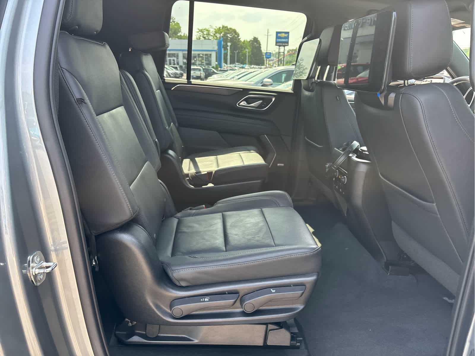 2023 Chevrolet Suburban LT
