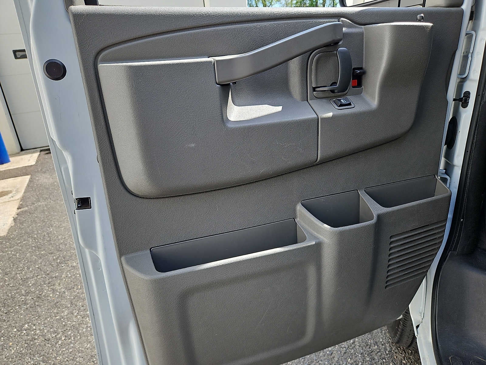 2025 Chevrolet Express Passenger 1LT