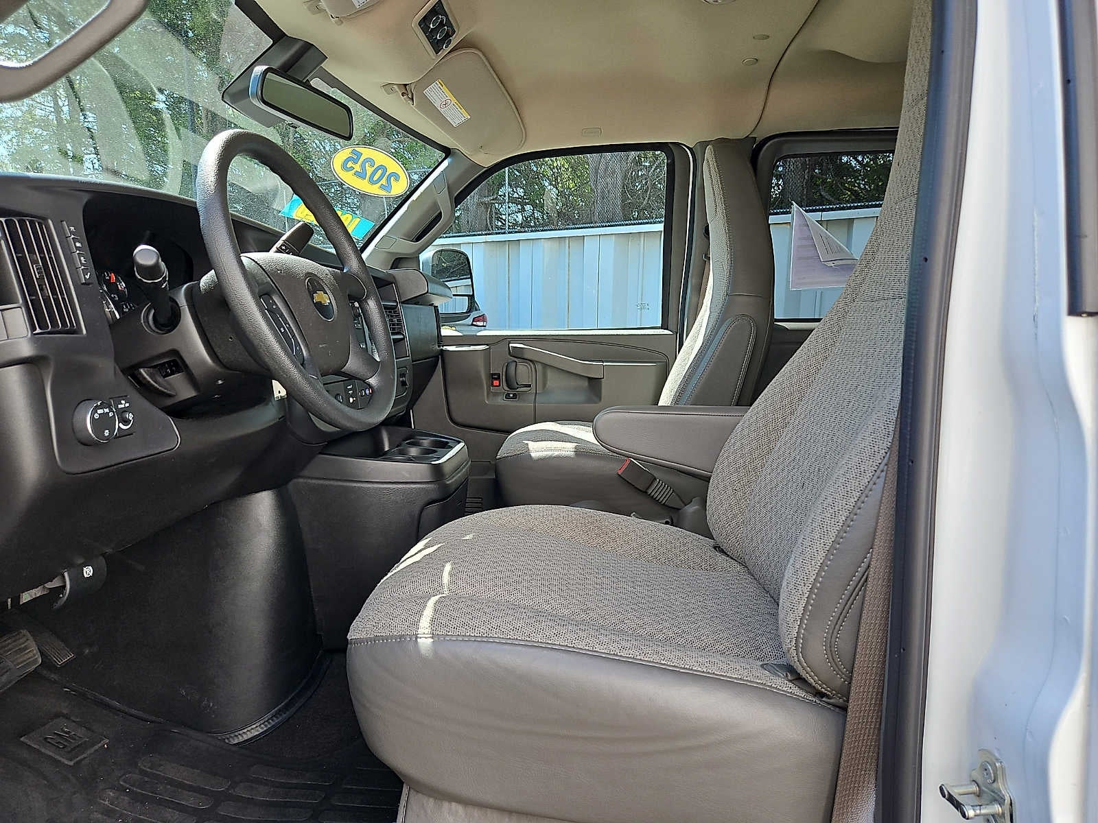 2025 Chevrolet Express Passenger 1LT