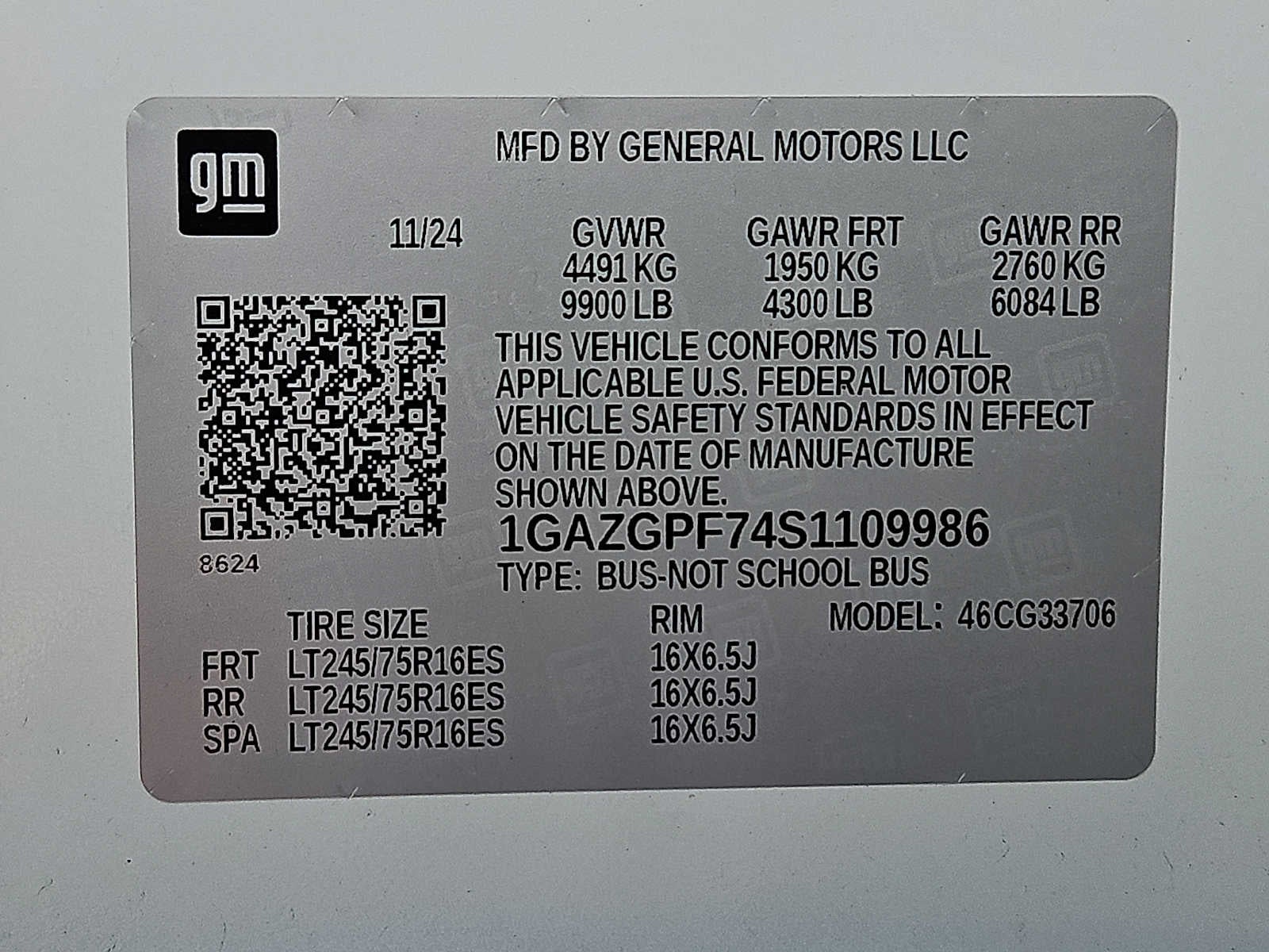 2025 Chevrolet Express Passenger 1LT