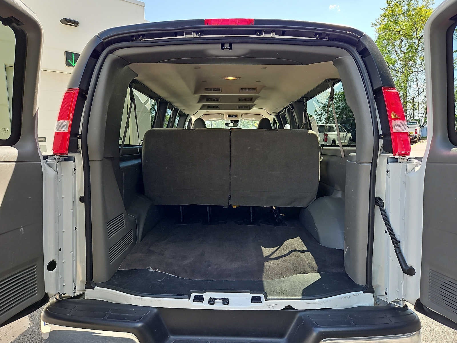 2025 Chevrolet Express Passenger 1LT