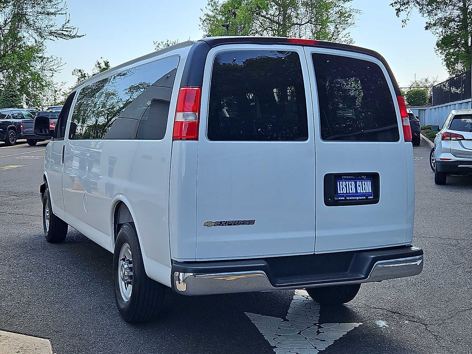 2025 Chevrolet Express Passenger 1LT