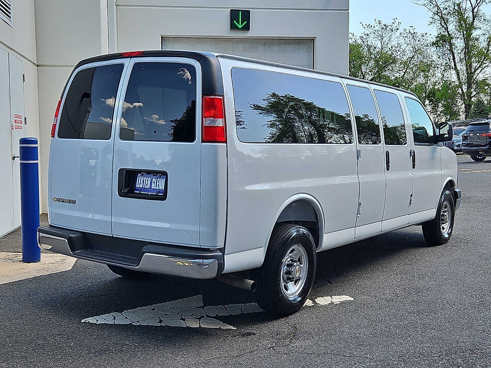 2025 Chevrolet Express Passenger 1LT
