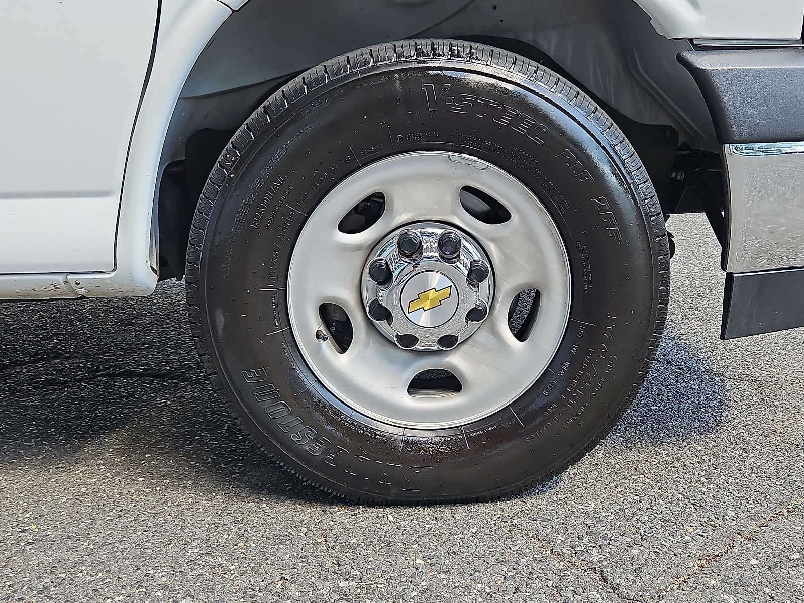 2025 Chevrolet Express Passenger 1LT