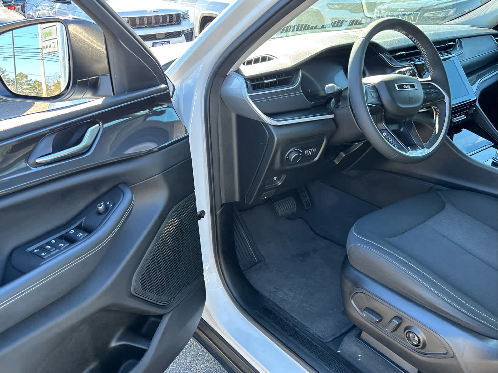 2023 Jeep Grand Cherokee Laredo