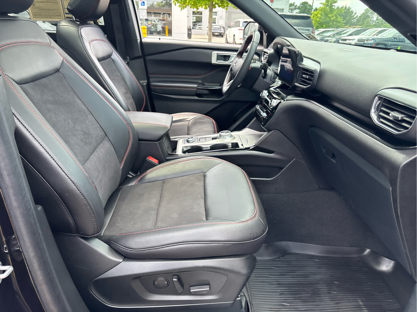 2024 Ford Explorer ST-Line