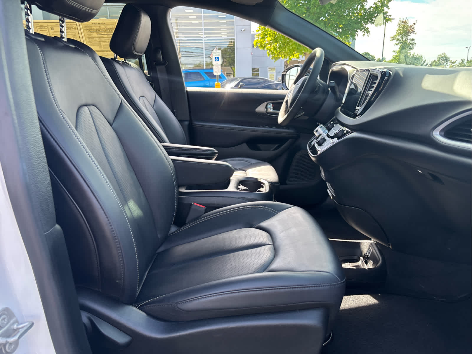 2025 Chrysler Pacifica Select