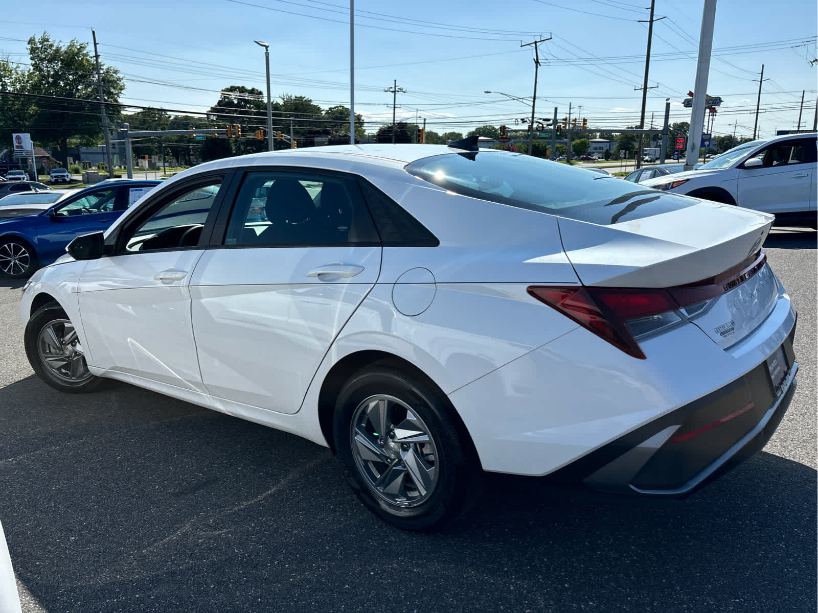 2024 Hyundai ELANTRA SE