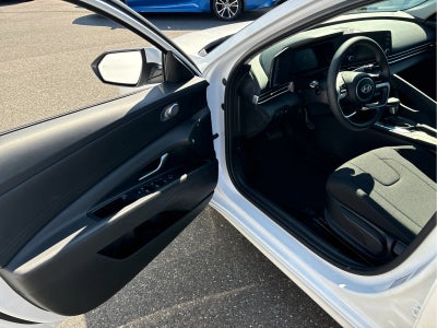 2024 Hyundai ELANTRA SE