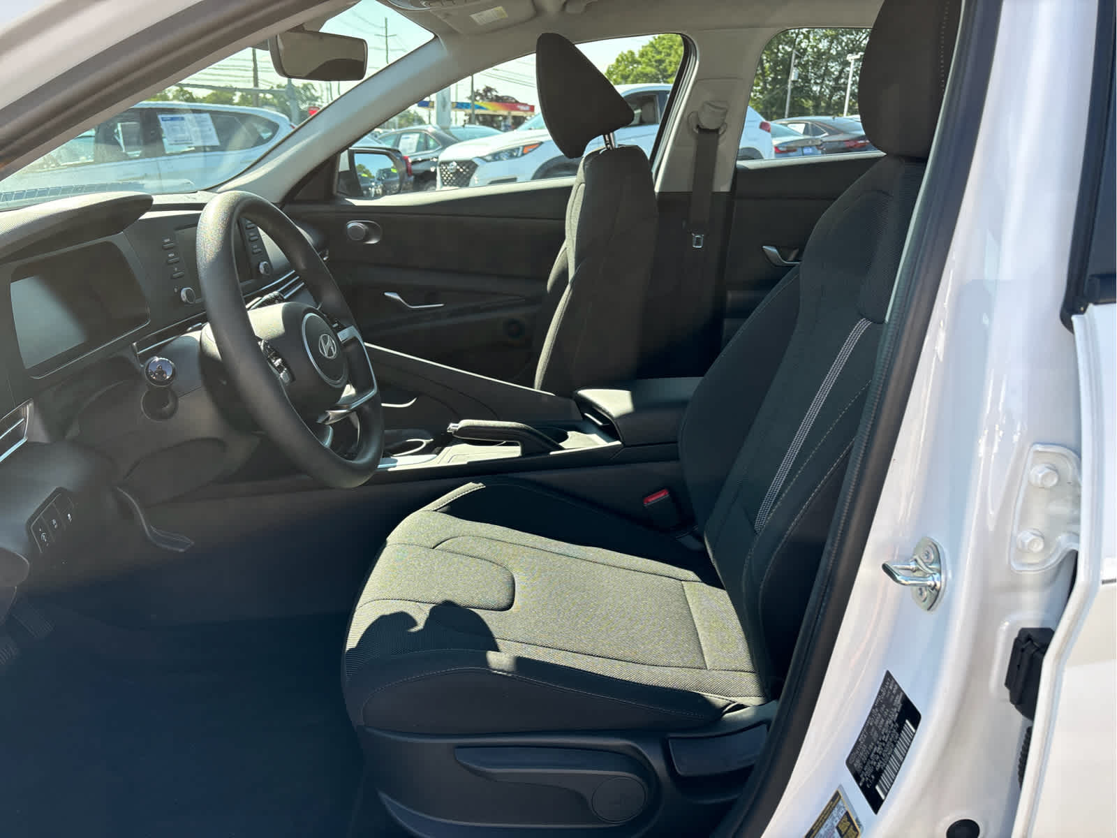 2024 Hyundai ELANTRA SE