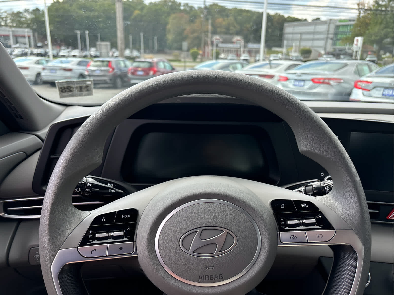 2024 Hyundai ELANTRA SE