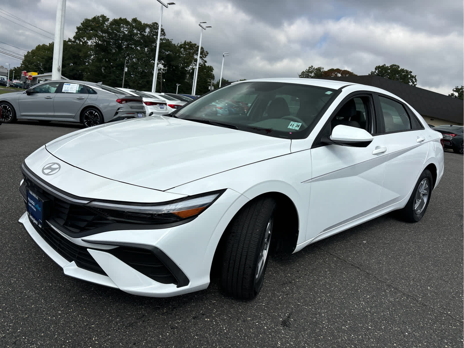 2024 Hyundai ELANTRA SE