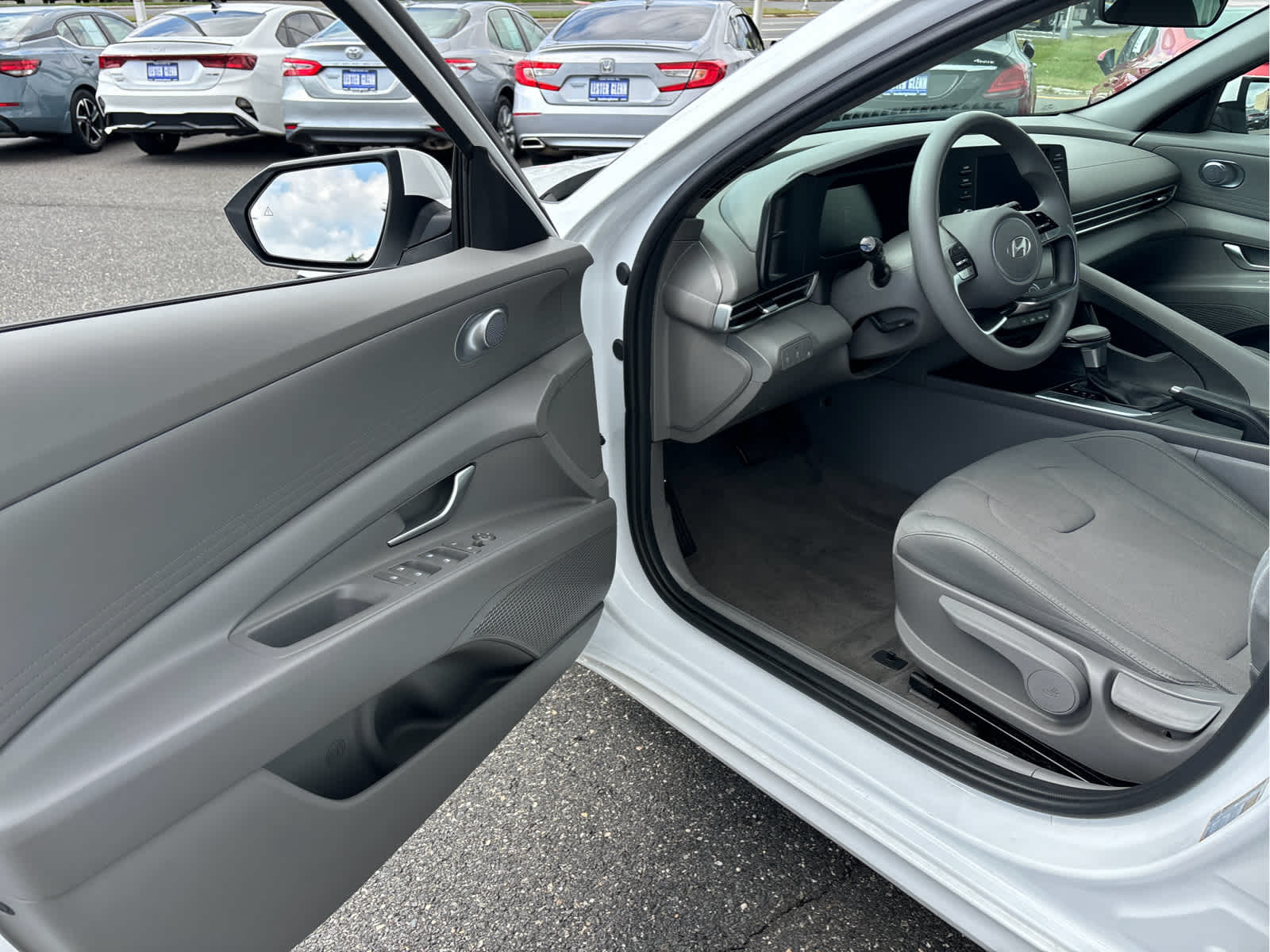 2024 Hyundai ELANTRA SE