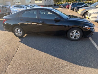 2024 Hyundai ELANTRA SE
