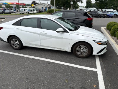 2024 Hyundai ELANTRA SE