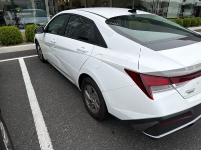 2024 Hyundai ELANTRA SE
