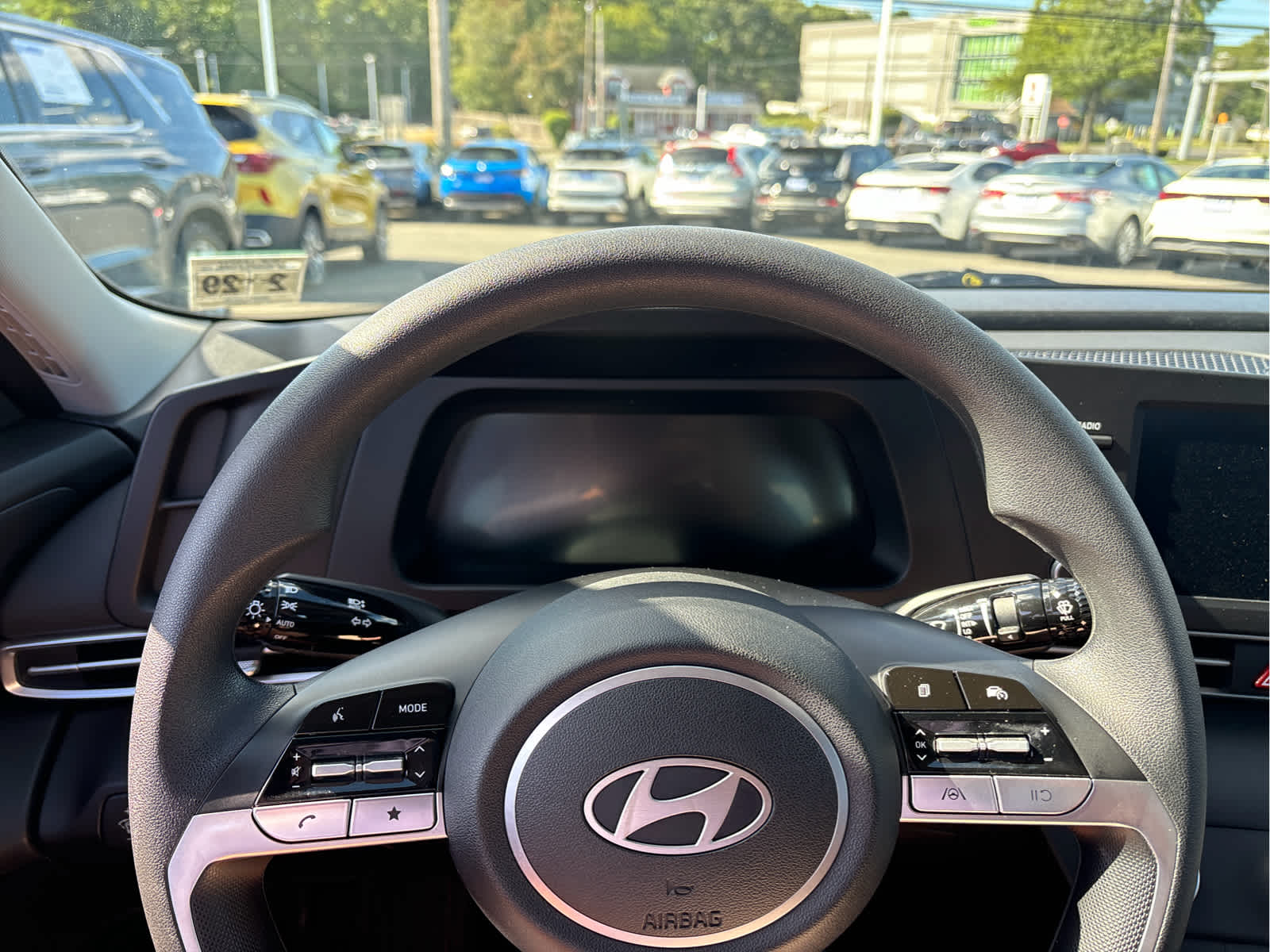 2024 Hyundai ELANTRA SE