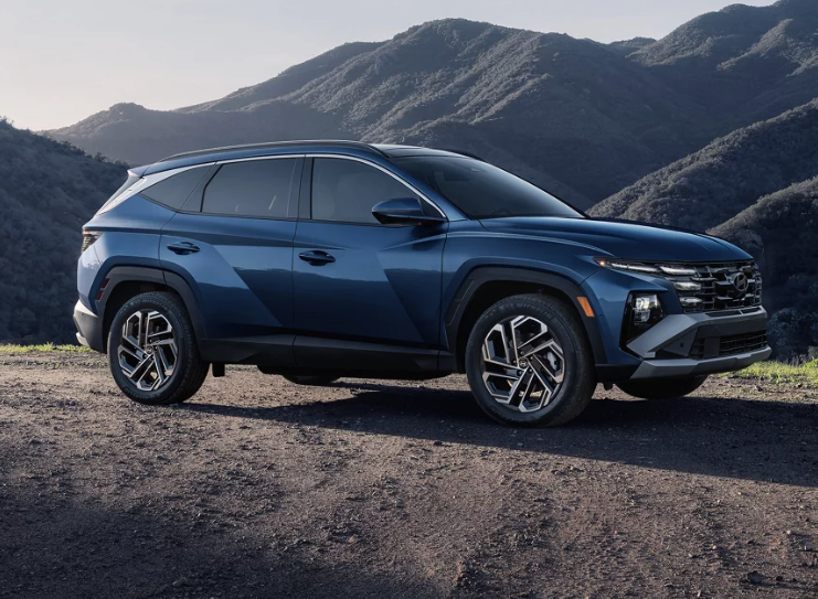 2026 Hyundai Tucson Hybrid Parked Near Mountains